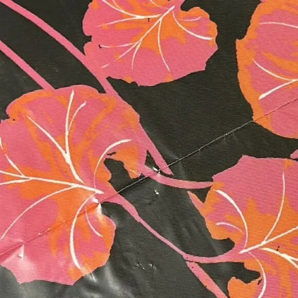 DVF Geranium Leaf 🍃 WeekenderBag 💼 Get AWAY🏃‍♀️in Style! Zip outside pocket - Picture 13 of 17